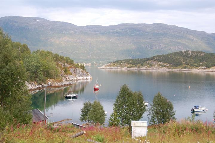 Sulla strada Tromso - Svolvaer (Lofoten)6.JPG - AI PIEDI DELLA RUPE